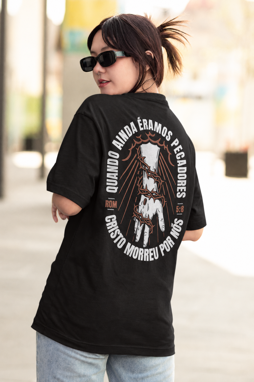 Camiseta Oversized — Quando Ainda Éramos Pecadores | Romanos 5:8