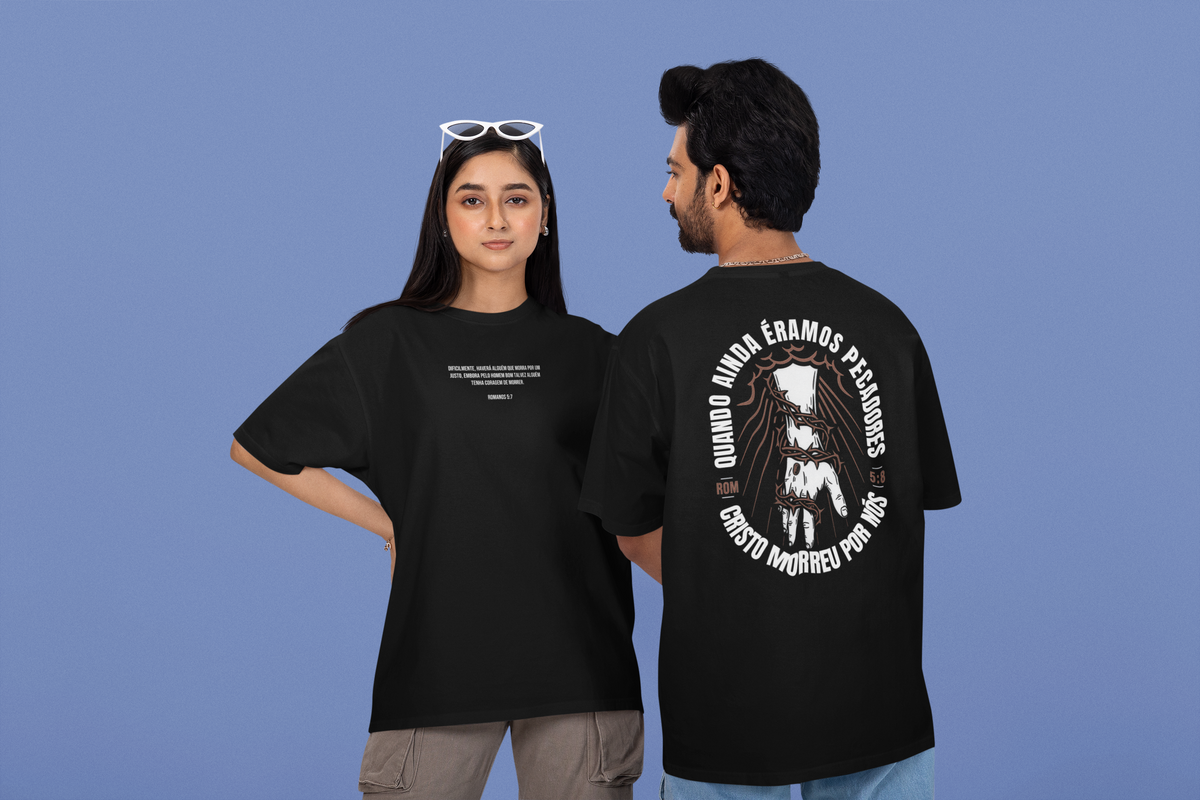 Camiseta Oversized — Quando Ainda Éramos Pecadores | Romanos 5:8